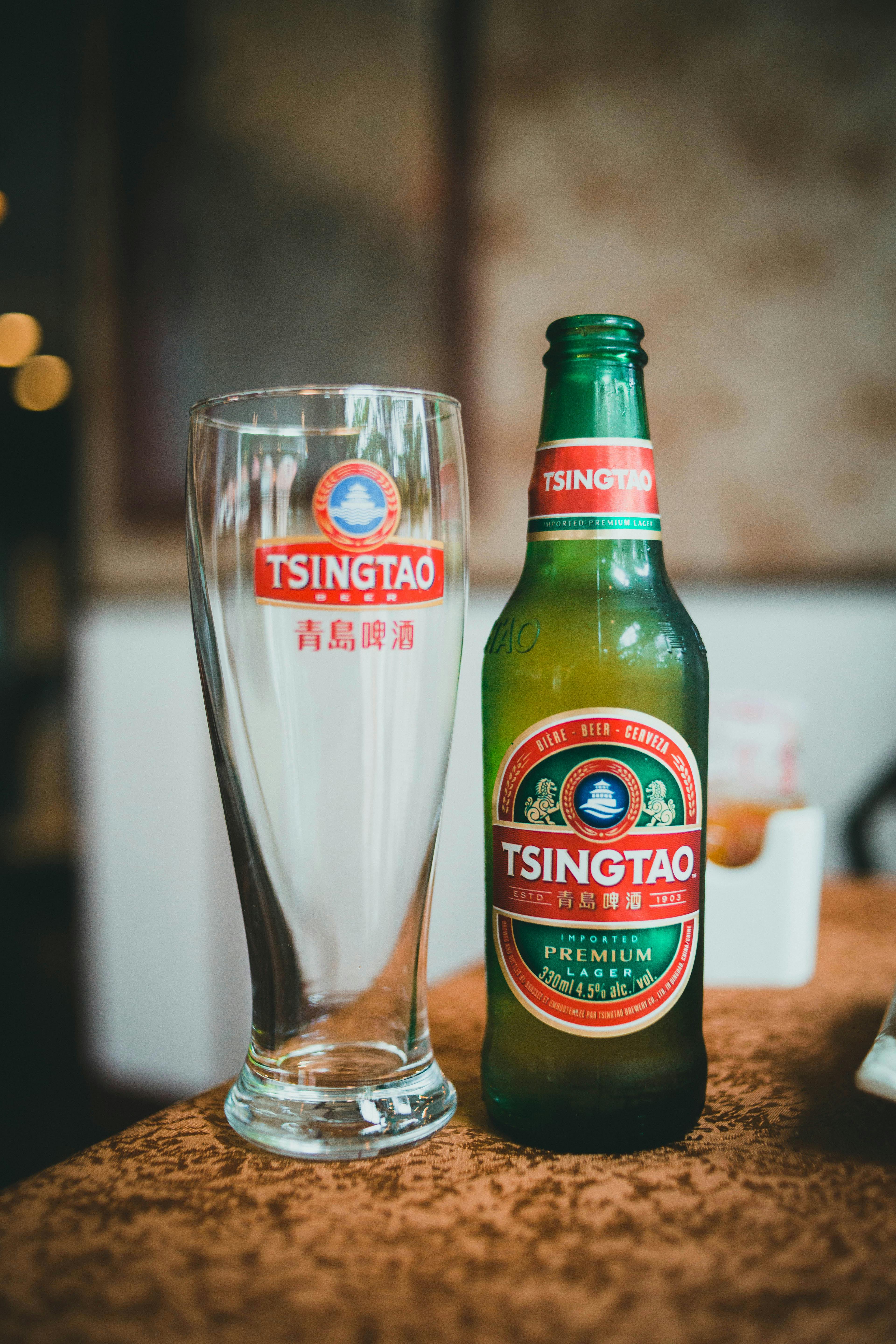 맥주컵과 병맥주