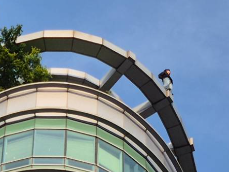 투신시도 남자의 모습