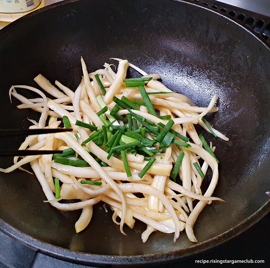 볶아지고 있는 도라지나물에 준비해둔 쪽파를 넣어준 사진