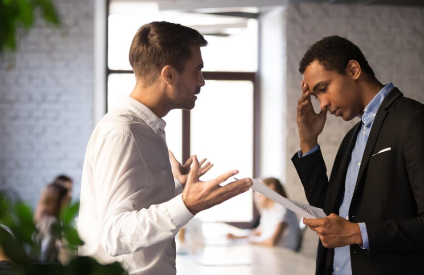 긴장된 분위기에서 대화하는 직장인