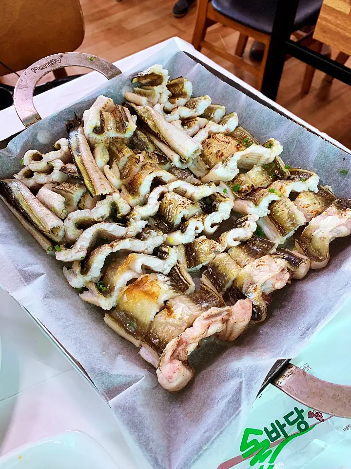 식객 허영만 백반기행 180회 반효정 편 삼색 장어구이 바다장어 아나고 붕장어 양념 간장 소금 구이 보령 맛집 소개