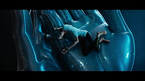 Ultraman Rising 켄 사토가 거대한 손 위에 쓰러진 장면