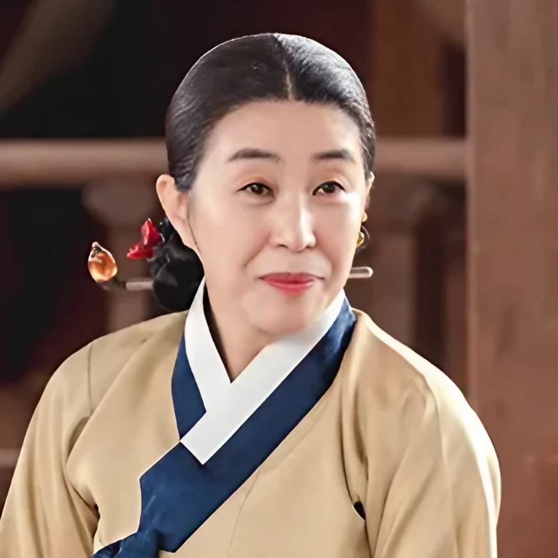 밤에 피는 꽃에서 고운 한복을 입고 있는 유금옥을 연기하는 김미경