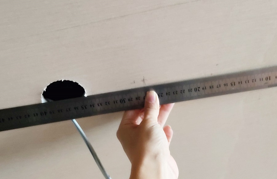 자를 이용하여 고정 나사가 들얼갈곳 체크