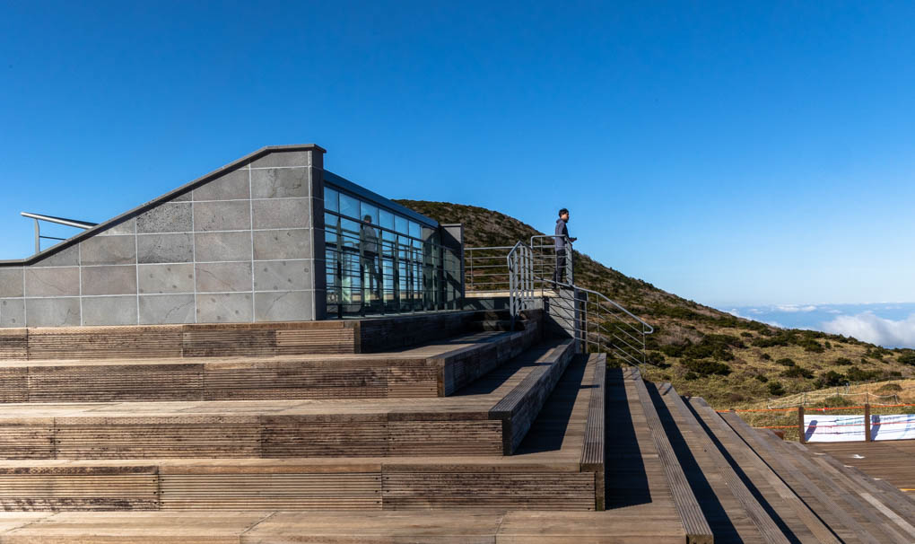 새로 만든 한라산 윗세오름 대피소