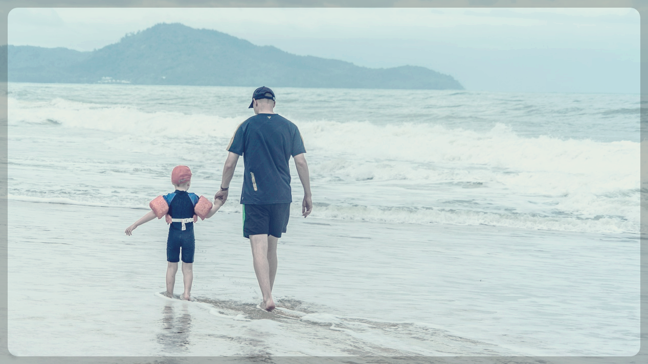 아빠와 아이 바닷가 산책