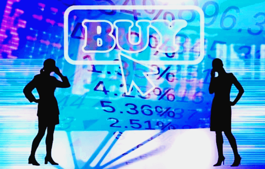 파란 바탕 배경에 검은색 그림자 형상의 두 여자가 좌우에 서서 휴대폰을 하고 있다. 화면 중앙에는 주식 주가 숫자들이 적혀있다.