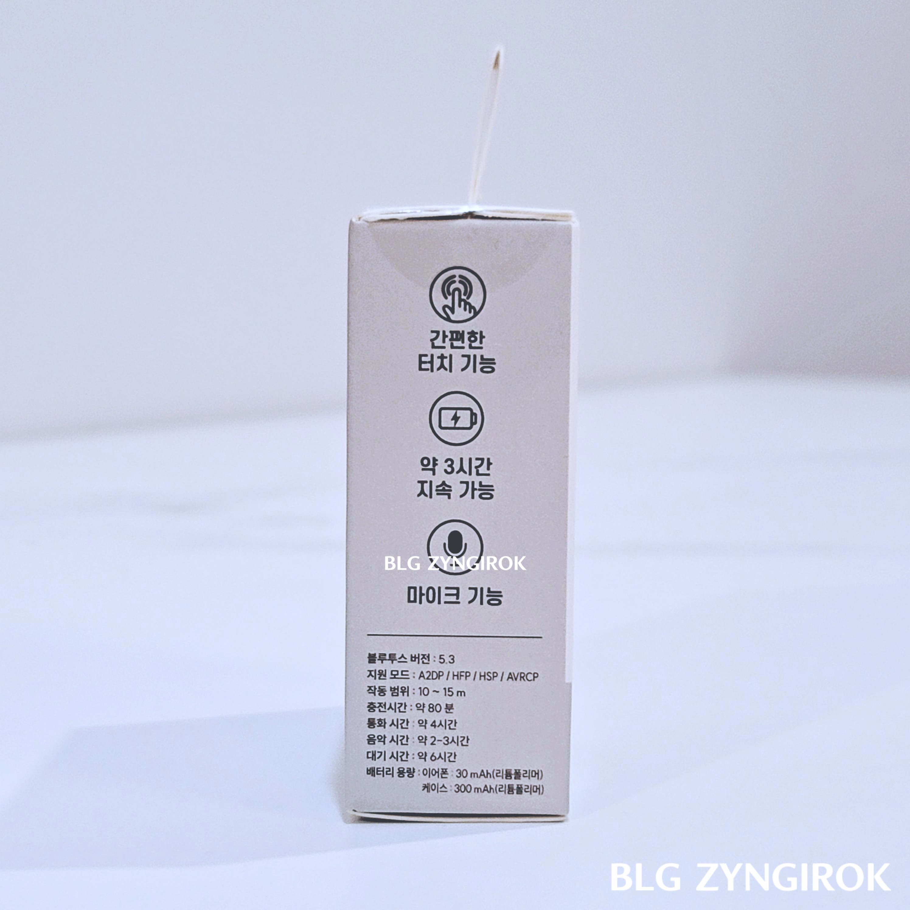 다이소 무선 블루투스 이어폰 상자 옆면에 주요 기능이 표기된 모습이다. 간편한 터치 기능, 약 3시간 지속 가능, 마이크 기능이라고 쓰여있다.