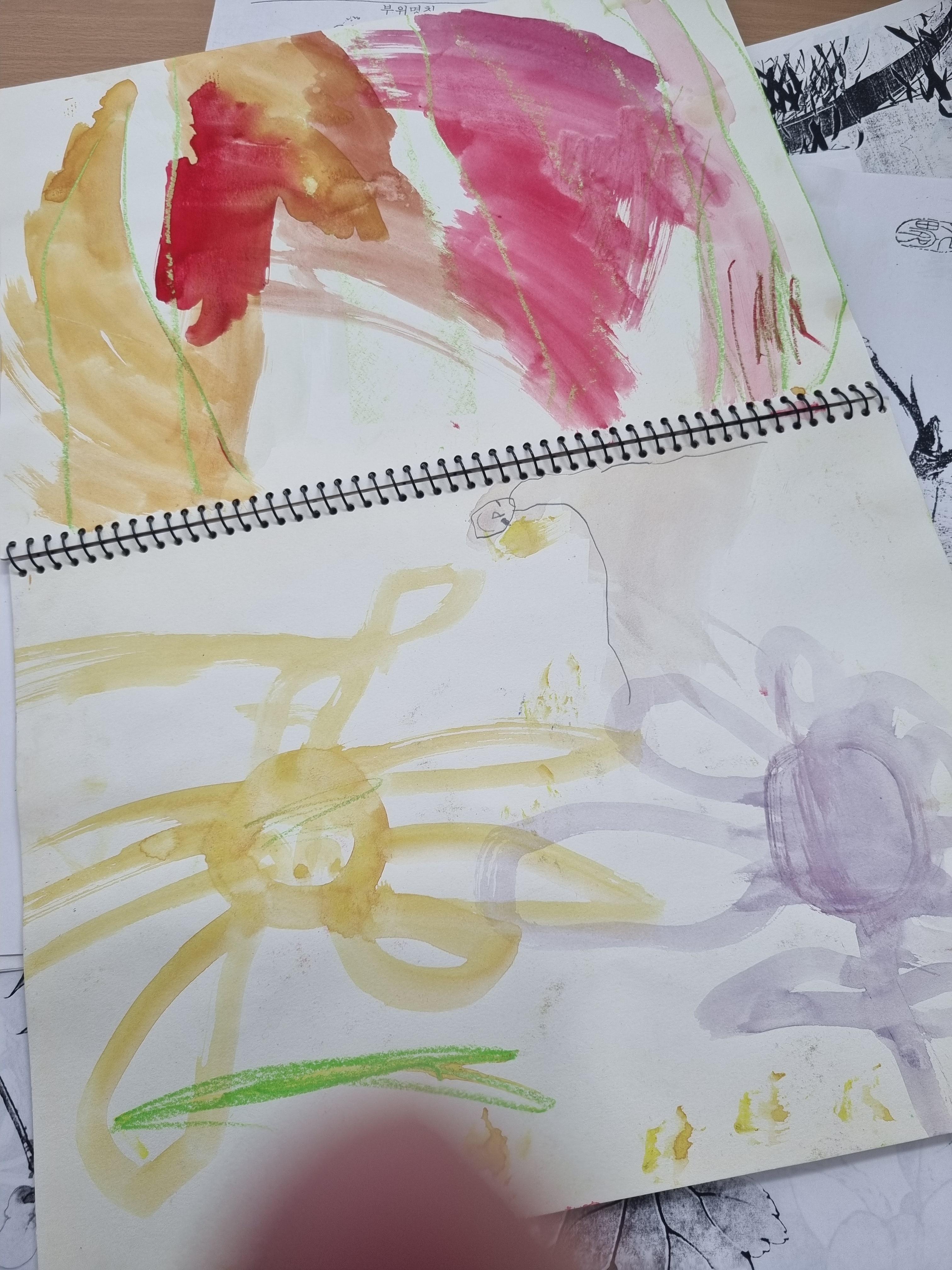 딸 아이의 아이때 그림: 태양과 꽃? - 아동심리학을 공부할까 했는데 아이가 너무 빨리 커버려서 문외한이다.
