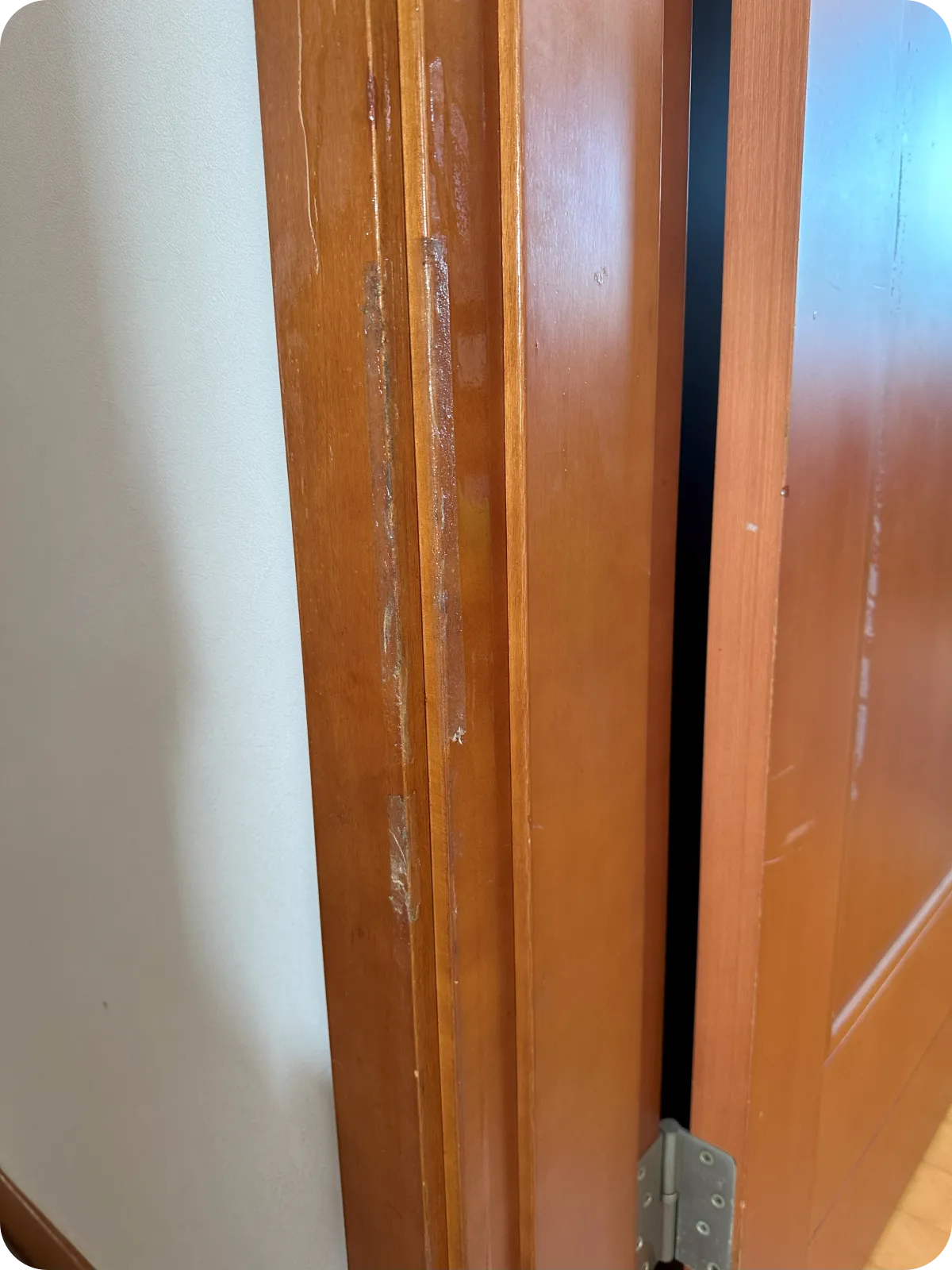 스티커 잔여물 제거 전