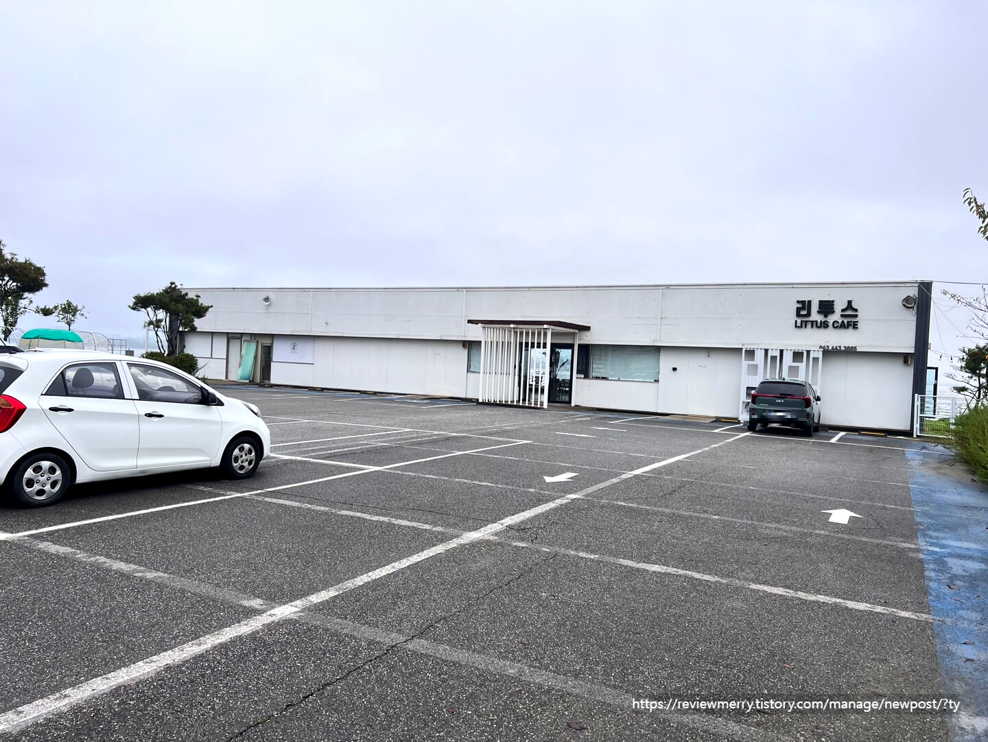 카페 및 주차장