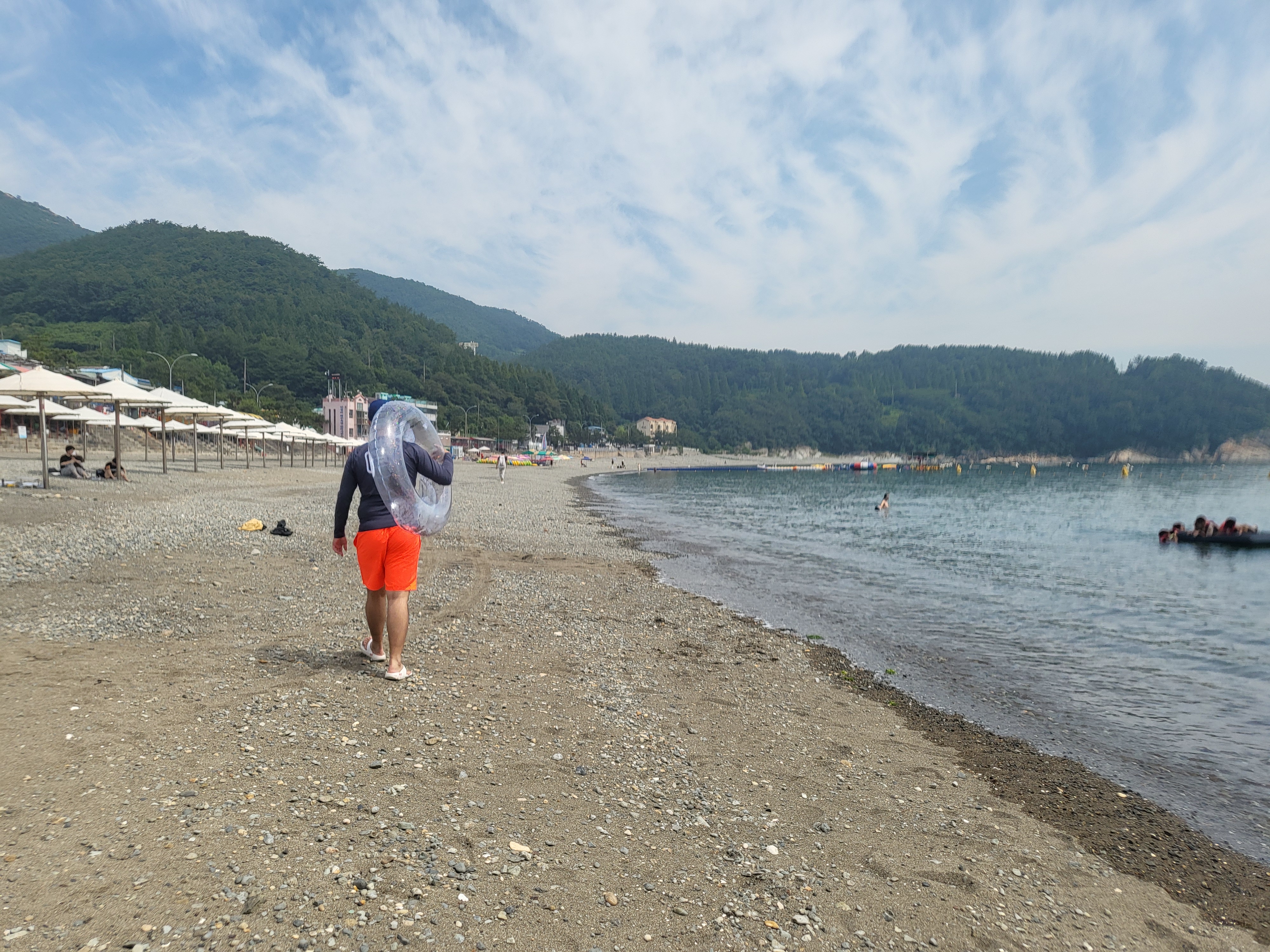 만성리검은모래해변에서 해수욕하는 우리