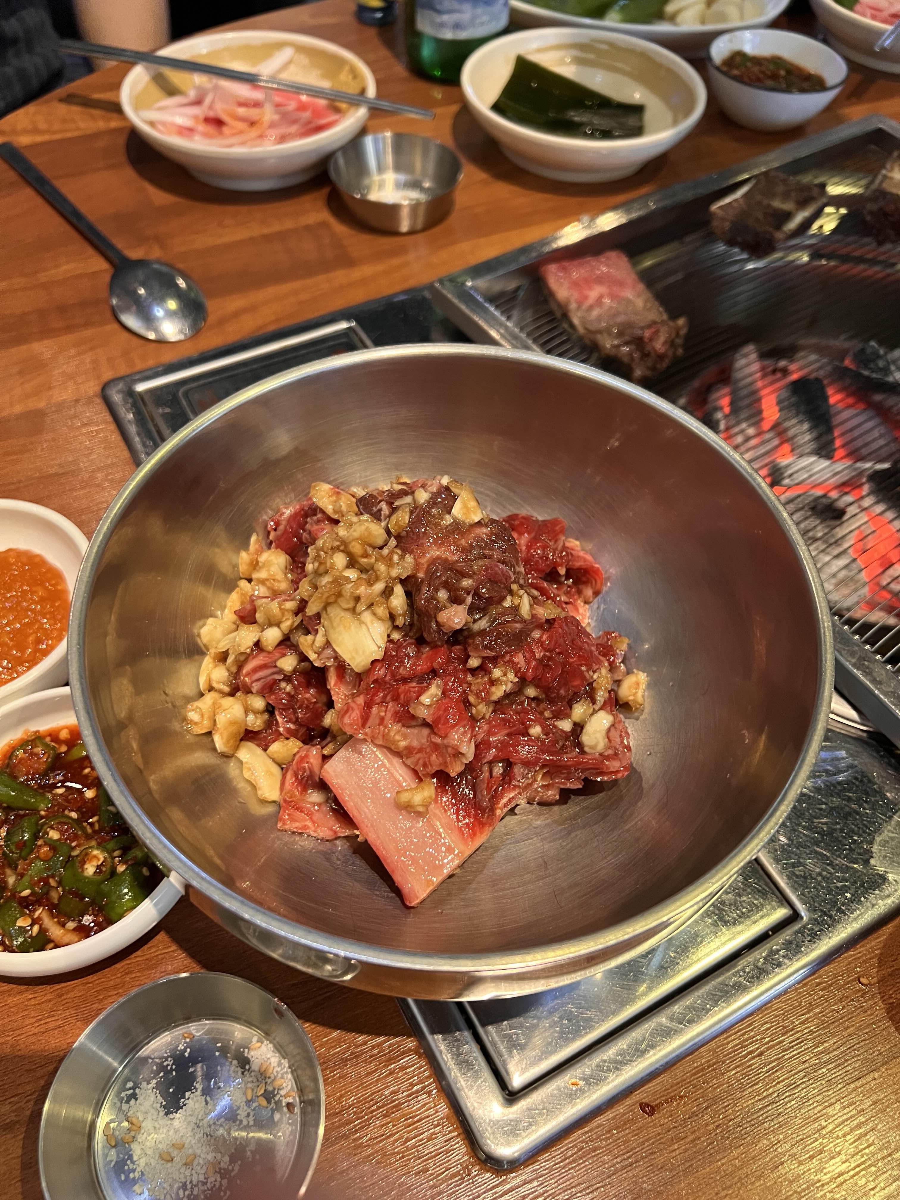 안동갈비는 생갈비를 즉석에서 양념에 버무려준다.