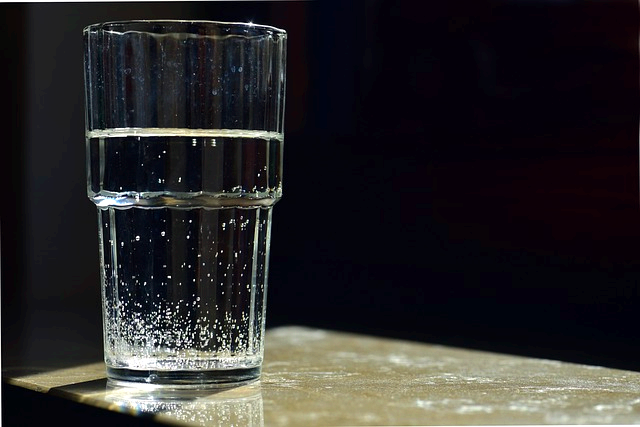 물컵에 물이 담겨 있다