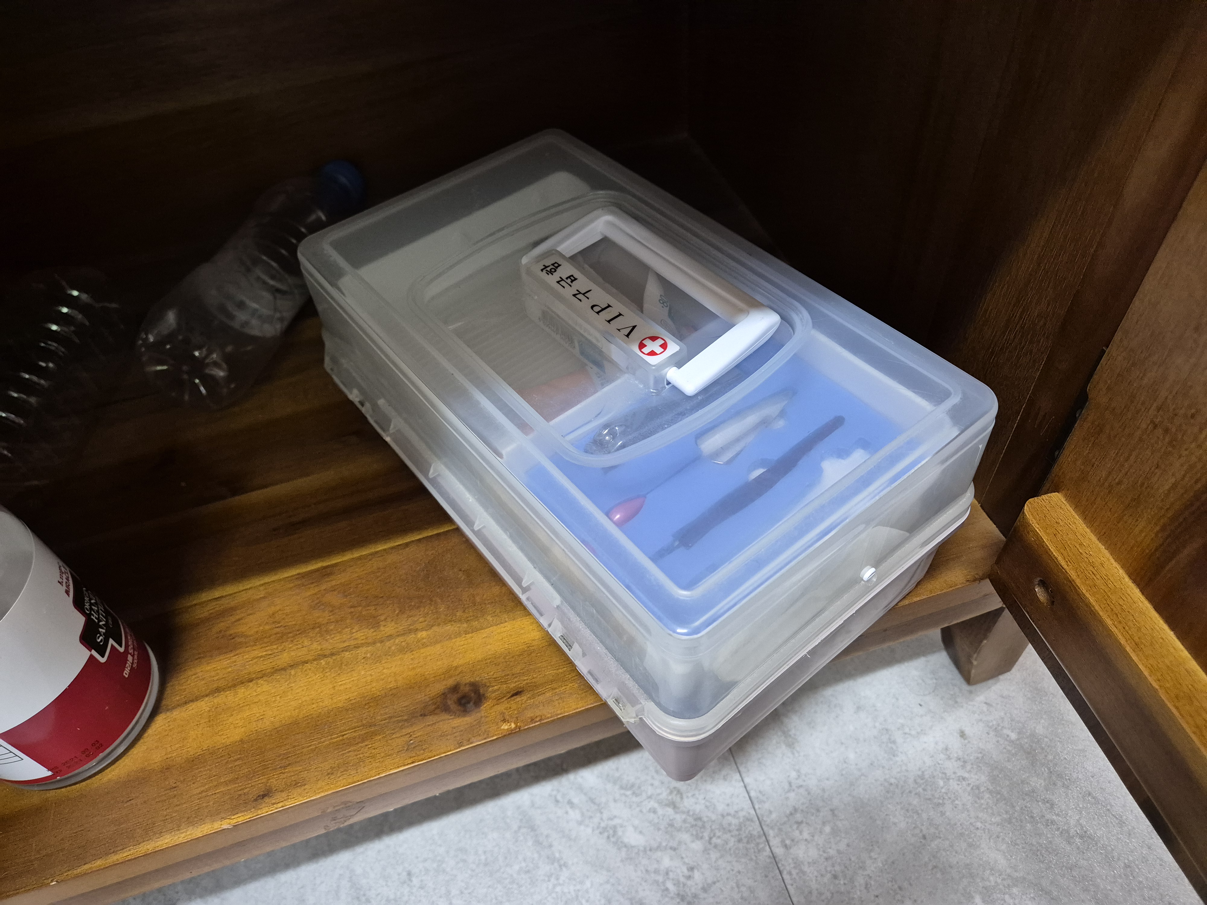 B시트 별채 주방에 구급키트