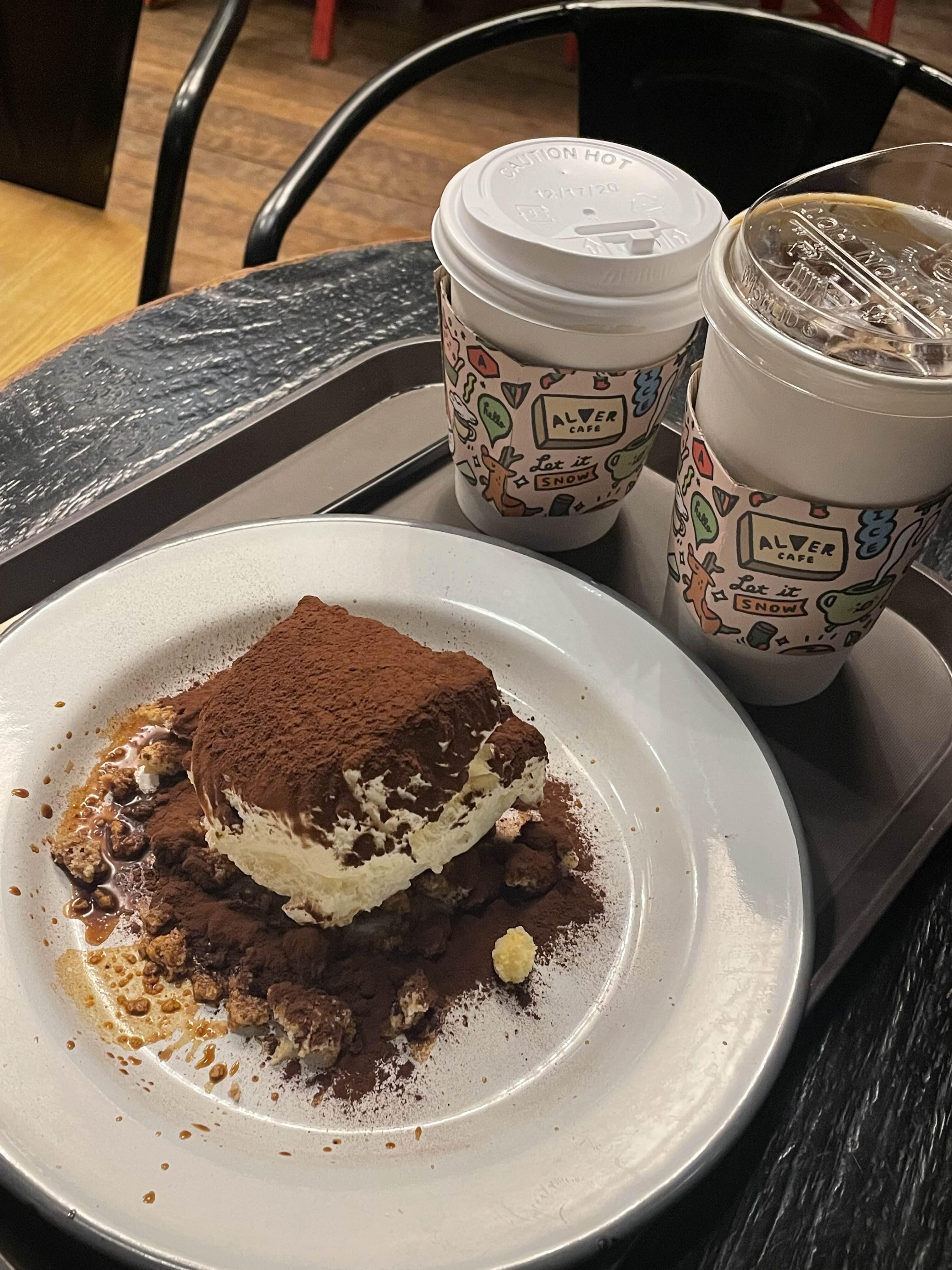 커피 두잔과 티라미수 케익