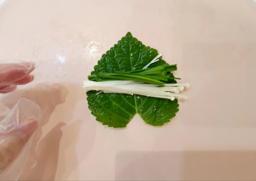 깻잎-위에-부추와-팽이-버섯-올리기