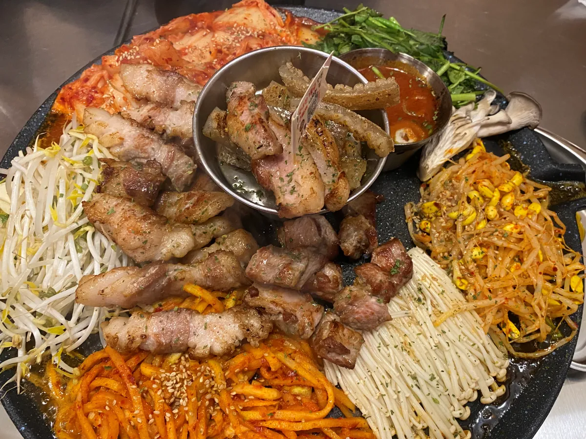 불판-위에-올려진-고기와-야채들-클로즈업