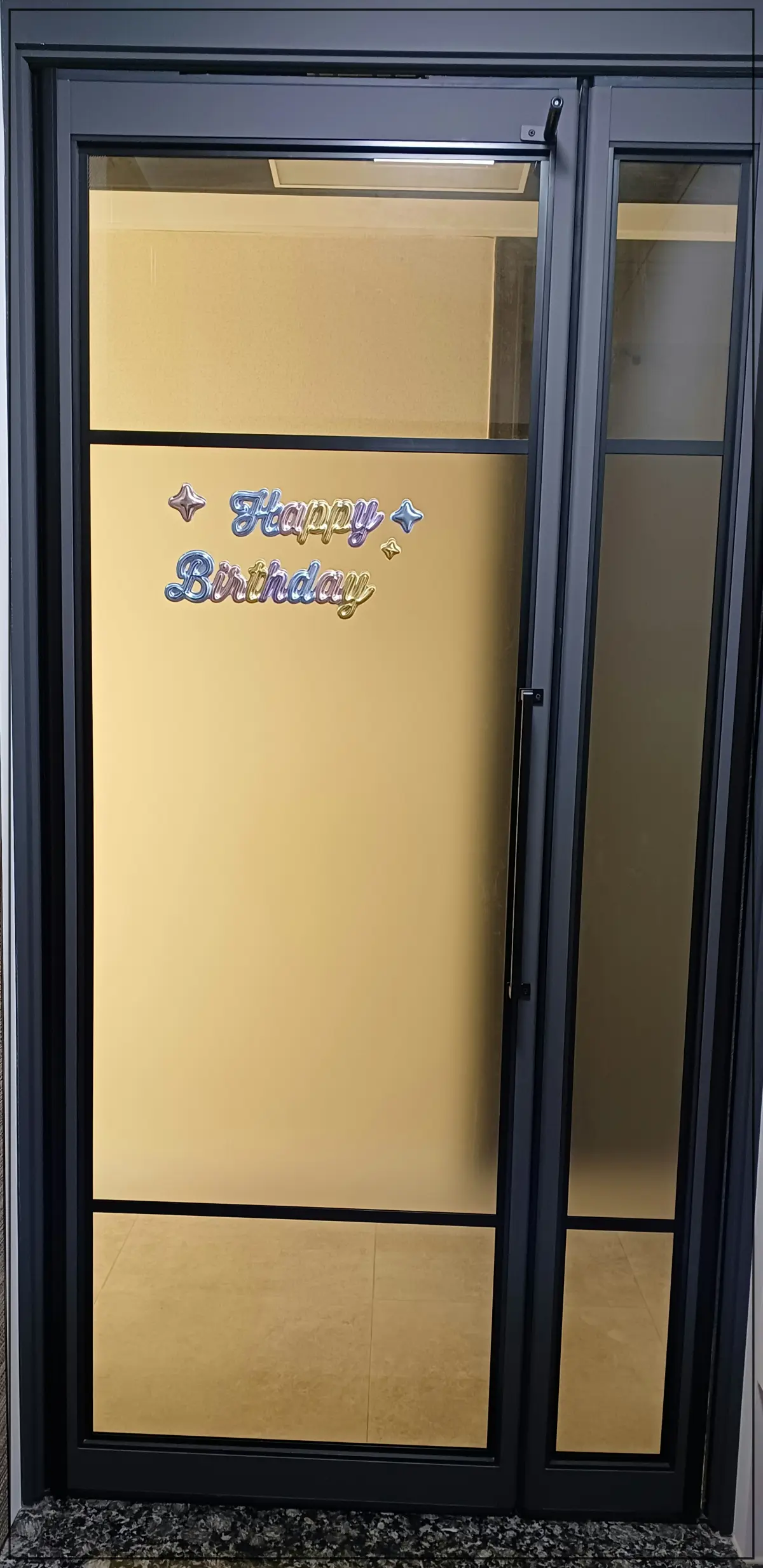 현관에서-찍은-중문-회색이고-격자모양