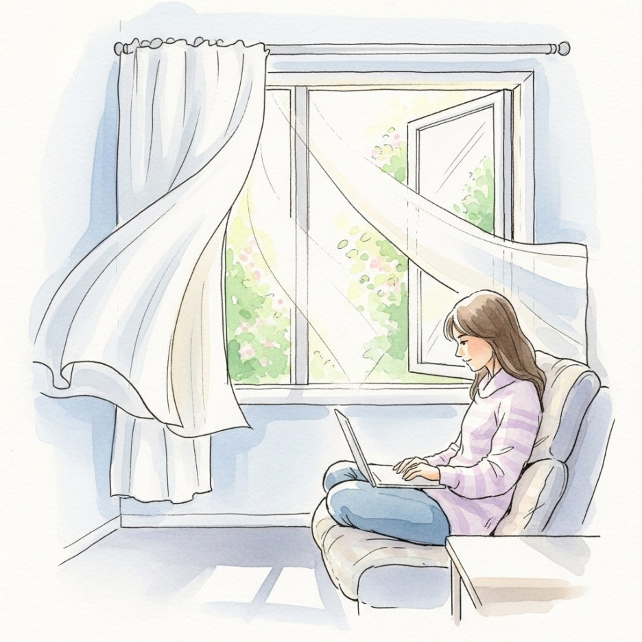 창가에서 노트북을 확인하는 편안한 모습