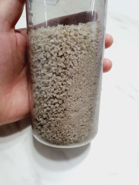 통에-가득-들어있는-소금