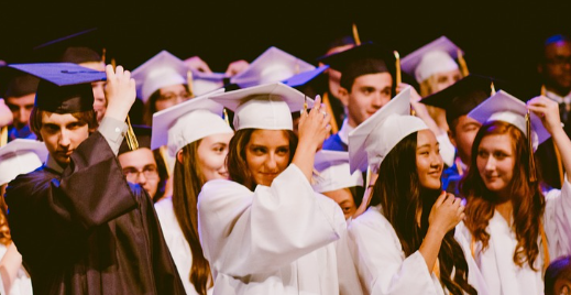 드림액트 폐지 줄소송, 불체 대학생 학비 면제 폐지 위기에 대학생들의 졸업식 학사모를 쓴 모습