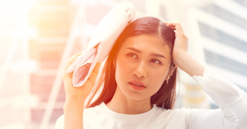 햇빛을 가리고 있는 여자