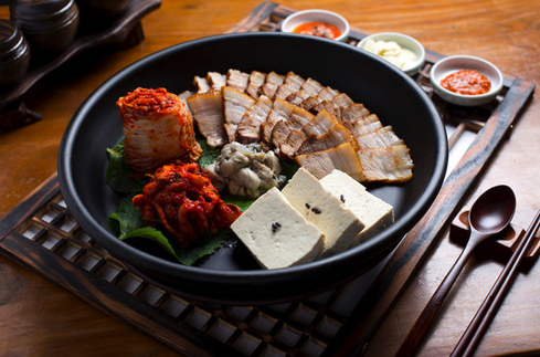 생방송 투데이 서울 종로 두부보쌈 한상