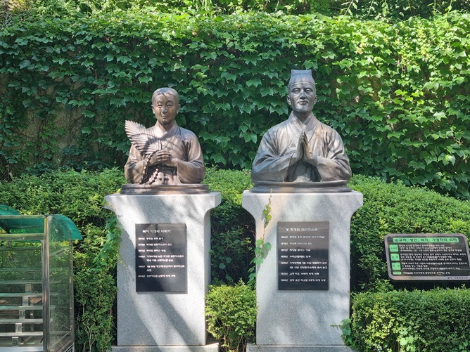 안양 수리산 성지에 있는 최경환 프란치스코 성인, 이성례 마리아 복자 흉상 사진