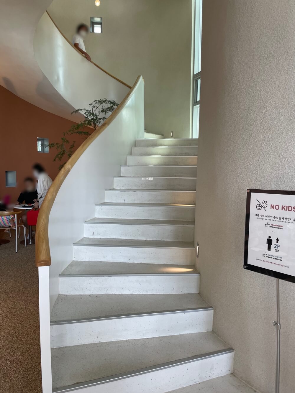 용인 이동 저수지 뷰 카페 맛집 그린 웨일 - 2층 계단