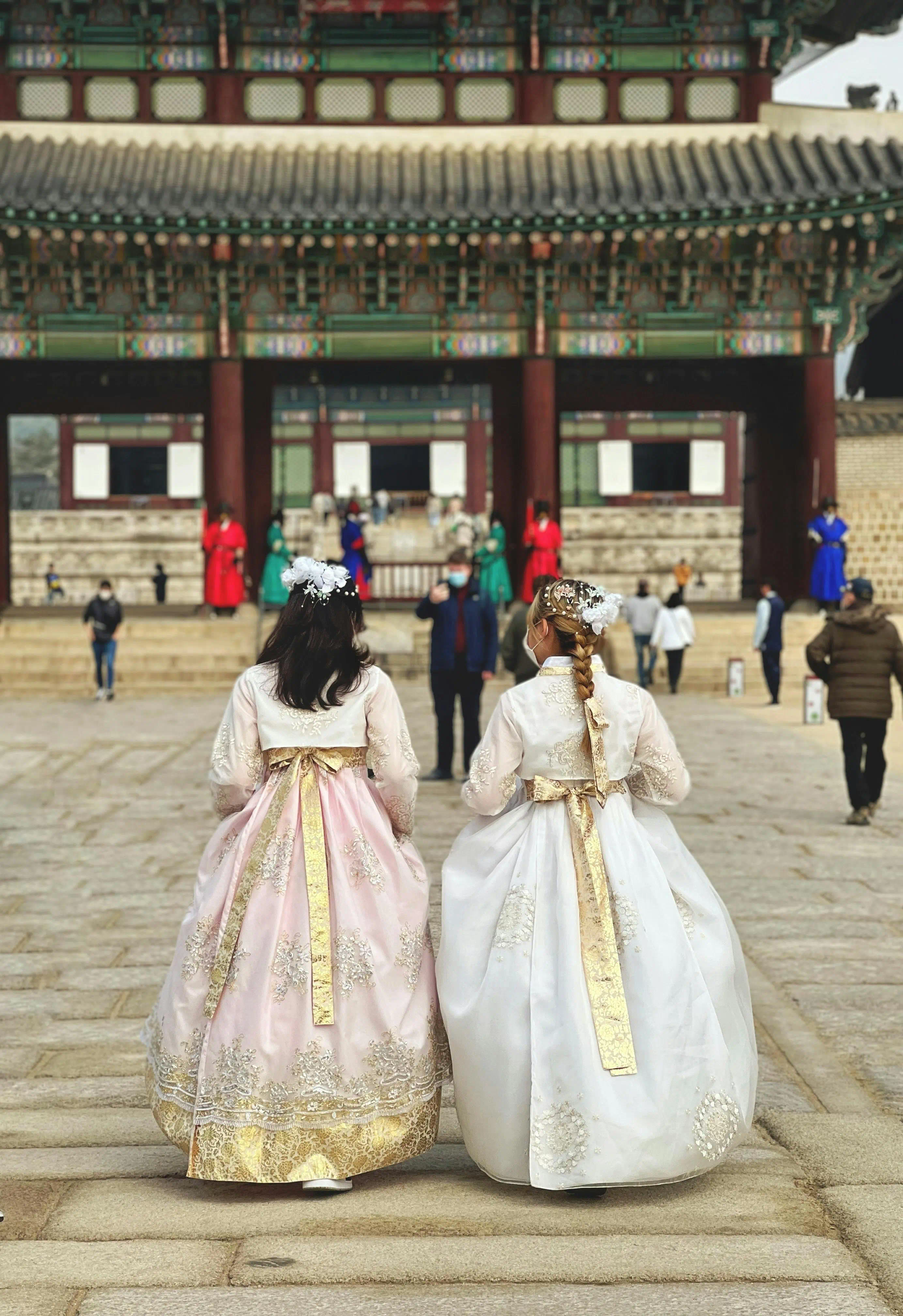 전통 의상과 현대 액세서리