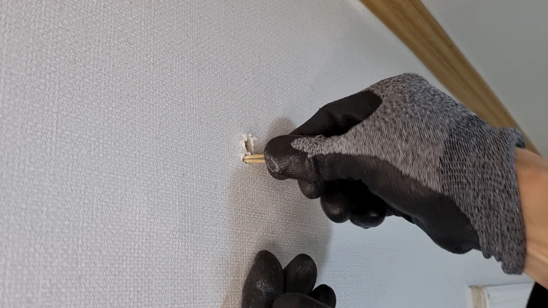 헐거워진 시멘트 못 구멍