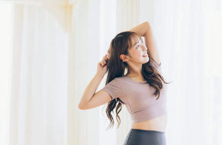 스트레칭을 하는 여자.