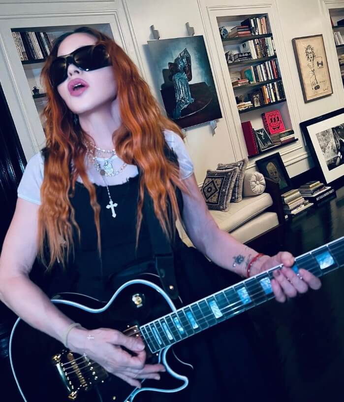 마돈나 인스타그램에서 캡쳐한 기타를 들고 노래를 하는 사진