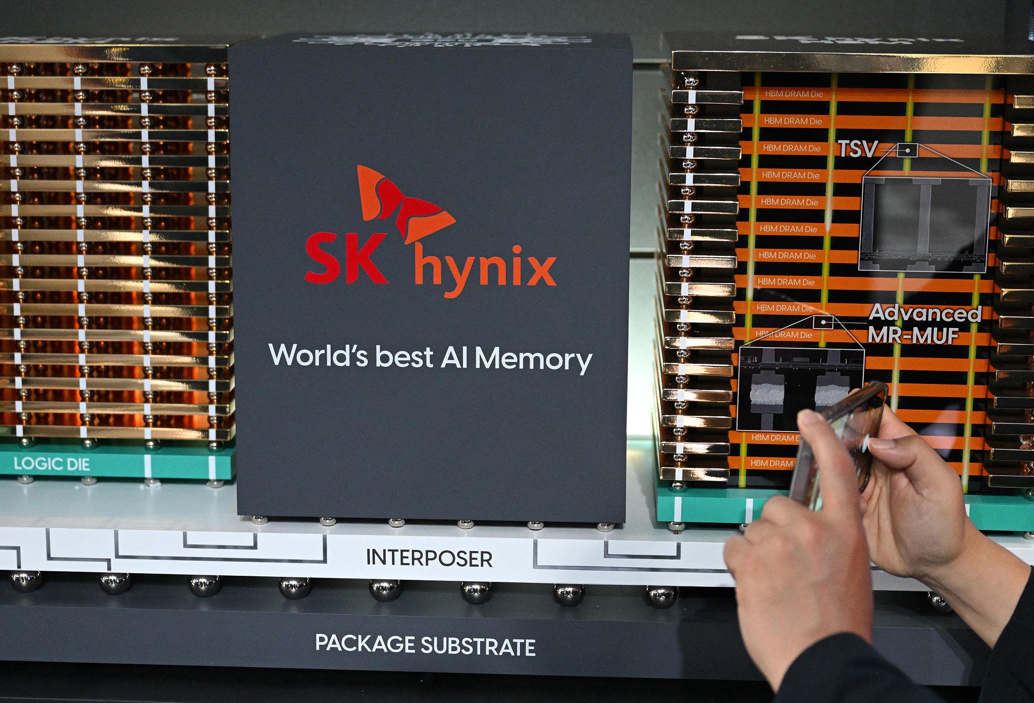 AI 반도체 시대 핵심 기술인 HBM 메모리와 SK하이닉스, 한미반도체 투자 비교를 설명하는 반도체 기술 이미지