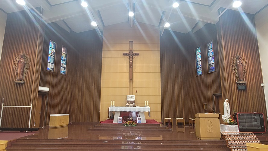 인천 도화동성당 성전 안 십자고상, 제대, 제단