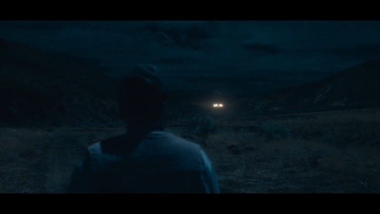 불빛을 바라보는 남성의 모습