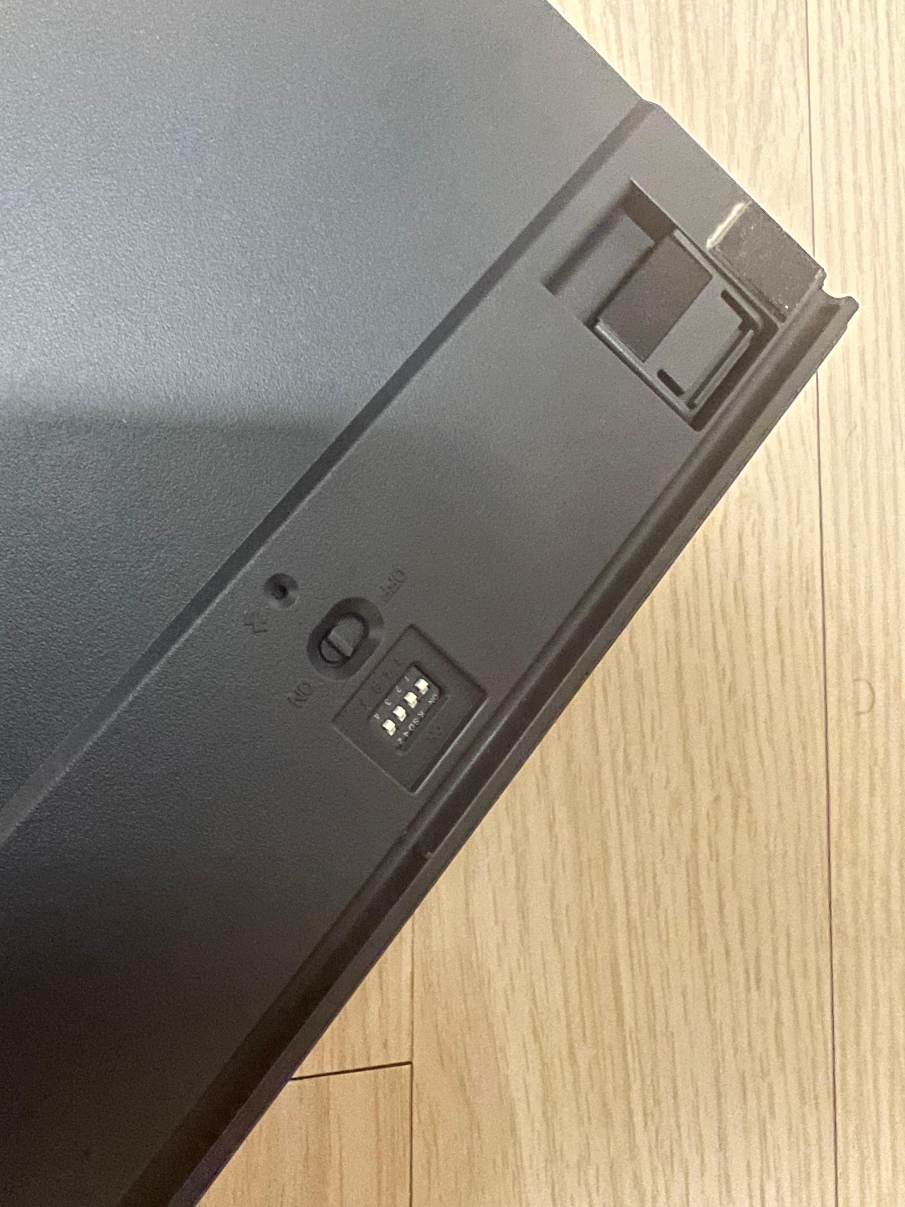 레오폴드 FC900RBT 바닥면 전원 스위치·DIP 스위치 — ON/OFF 슬라이더, 4개 DIP 스위치 배열