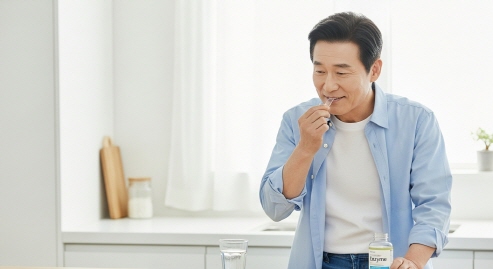 효소 제품을 섭취하는 모습