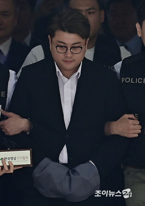 음주 뺑소니 혐의로 구속영장이 청구된 트로트 가수 김호중이 24일 오후 서울 중앙지방법원에서 조사를 받은 뒤 나서고 있다. [사진=곽영래 기자]