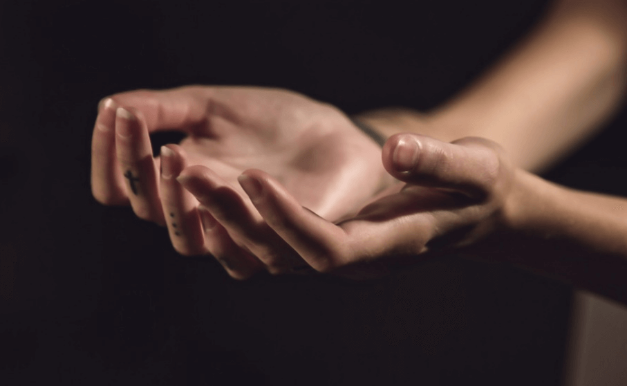 두손을 모으고 있다.