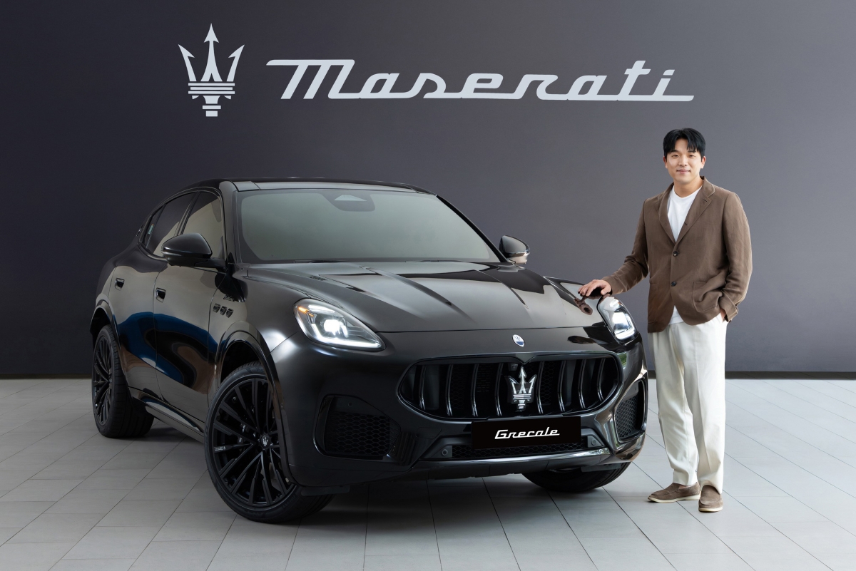 마세라티 차량과 기념촬영하는 안성재 셰프