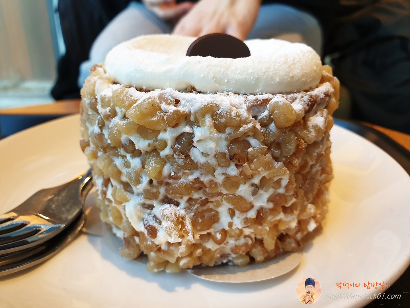 호두 당근 케이크 옆