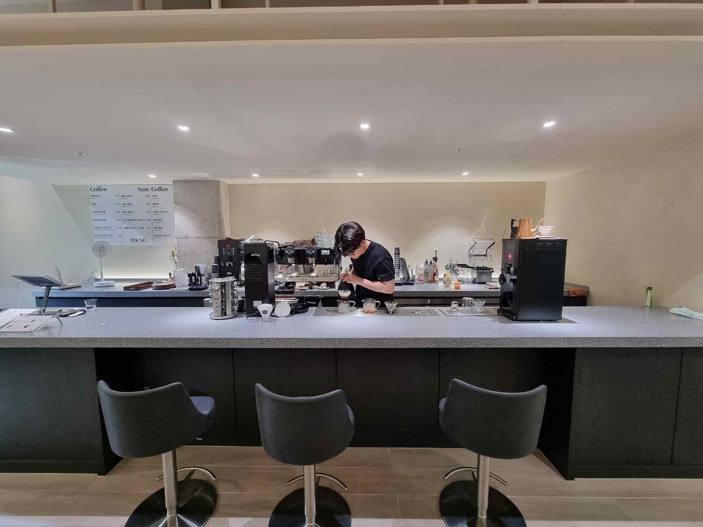 핸드드립을 하는 사장님