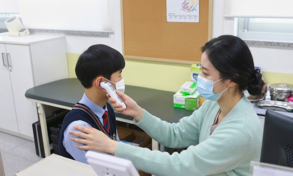 학교 보건실에서 체온을 측정하는 장면