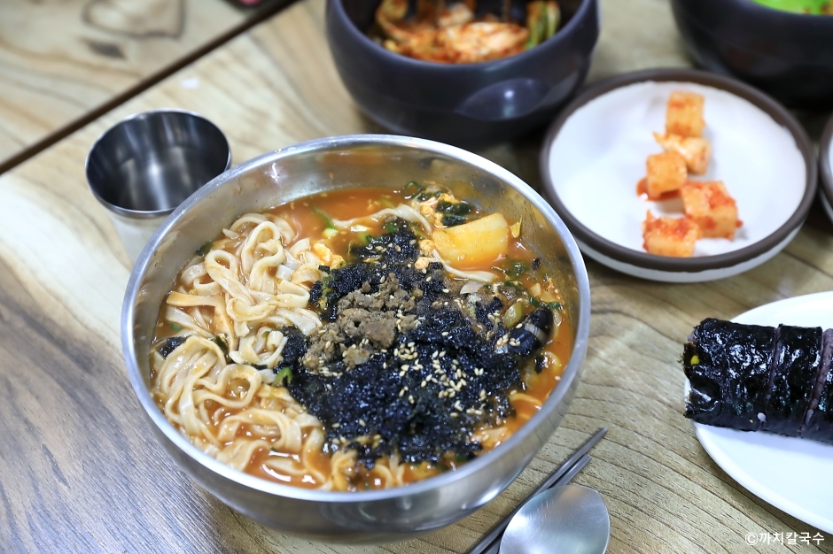 강릉 장칼국수 김가루 올린 한 그릇 예시