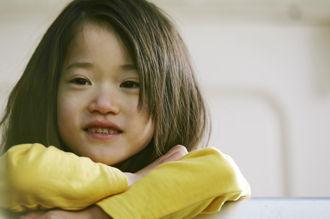 베란다 너머 밖을 바라보며 웃음짓는 유리