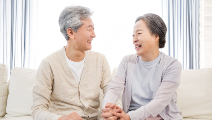 노부부가 서로를 보고 웃는 모습