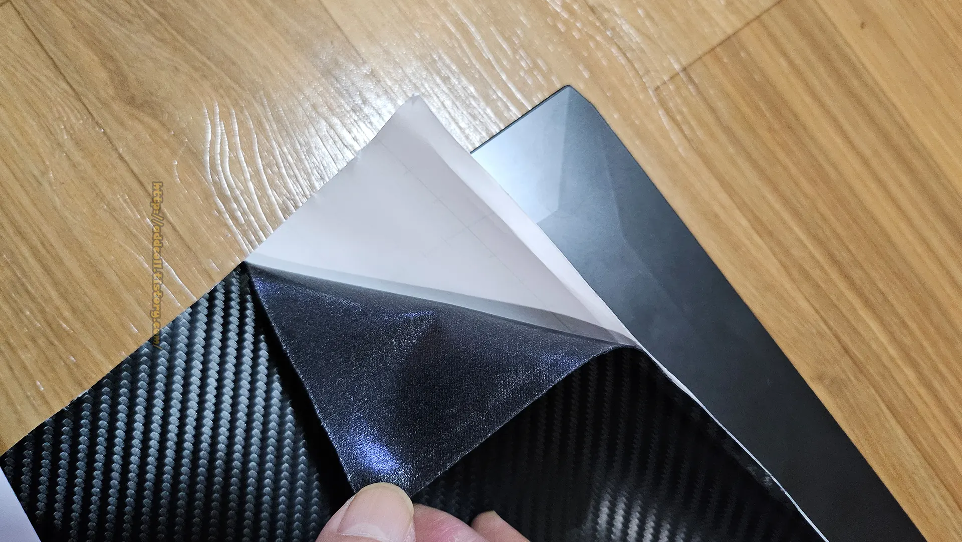 작업을 위해 시트지 한쪽을 벗기는 중