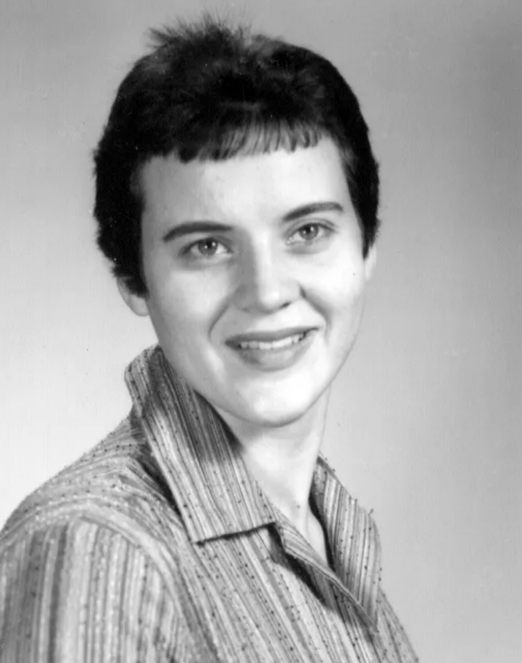 짧은 머리를 한 프리다 라일리 흑백 사진